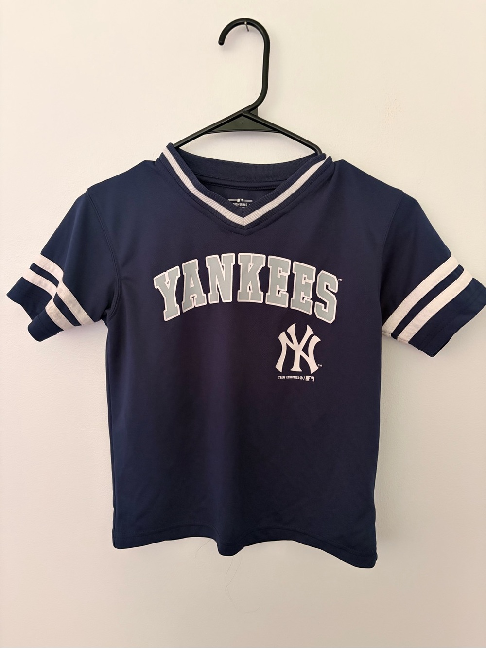 EUC MLB Yankees Navy Short Sleeve V‑Neck Tee with White Trim